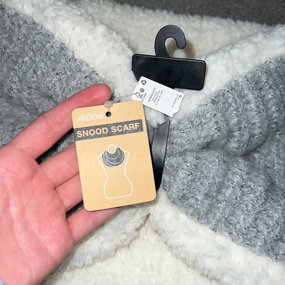 NWT Very fuzzy scarf from Ardene - Picture 2 of 4